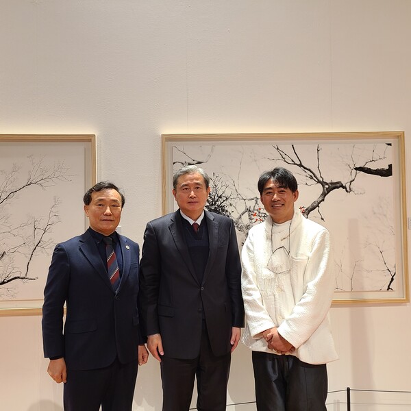 좌측부터 이상기 협회장, 왕로신 주제주 중국총영사, 정상기 사진작가./사진 한중지역경제협회 제공