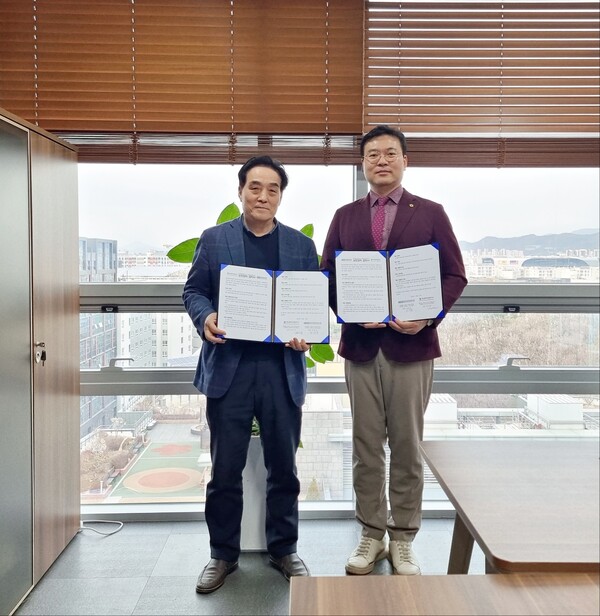 최기일 한국방위산업연구소장(좌), 남희용 한국경제산업연구원 원장(우)/사진=한국방위산업연구소 제공.