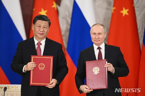 시진핑 중국 국가주석과 블라디미르 푸틴 러시아 대통령이 21일(현지시간) 모스크바 크렘린궁에서 공동성명에 서명하고 사진을 촬영하고 있다/ 사진= 뉴시스 제공