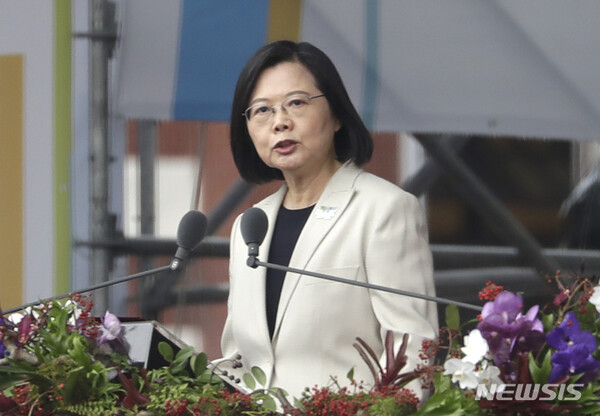 [타이베이=AP/뉴시스] ﻿﻿26일 차이잉원 대만 총통은 자국과 단교를 선언하고 중국과 수교한 온두라스에 깊은 유감을 표했다.