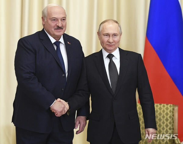 [모스크바=AP/뉴시스]지난달 17일 러시아 모스크바 외곽의 노보-오가료보 관저에서 푸틴 대통령(오른쪽)이 루카셴코 벨라루스 대통령과 만나 악수하고 있는 모습.