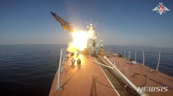 [모스크바=AP/뉴시스] 러시아 국방부가 제공한 사진에 28일 러시아 해군 함정이 일본해(러시아식 표기)에서 모의 표적 미사일 발사 훈련을 하고 있다.