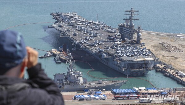 한국 남부 부산에 입항한 미 해군의 원자력 항모 니미츠호