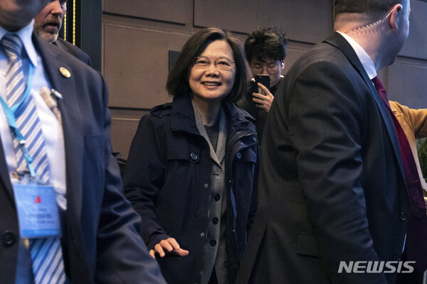 [뉴욕=AP/뉴시스] 차이잉원 대만 총통이 29일(현지시간) 미국 뉴욕의 한 호텔을 나서고 있다.