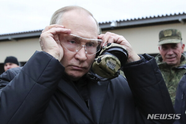 [랴잔=AP/뉴시스] 러시아 국방부가 제공한 사진에 블라디미르 푸틴 러시아 대통령이 지난 3월 20일(현지시간) 러시아 중부 랴잔주의 예비군 훈련소를 방문해 보호용 고글을 착용하고 있다.