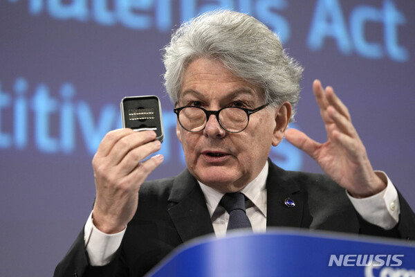 ​[상하이=AP/뉴시스] 중국의 인기 전자상거래 업체 핀둬둬가 자사의 안드로이드앱에 사용자를 감시하는 악성 소프트웨어를 내장했다는 의혹이 제기됐다.​