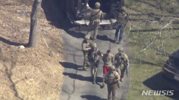 [데이턴=AP/뉴시스] WCVB-TV가 제공한 비디오 캡처 사진에 13일(현지시간) 미 매사추세츠주 데이턴에서 무장 요원들이 티셔츠와 반바지를 입은 잭 테세이라(21)를 연행하고 있다.