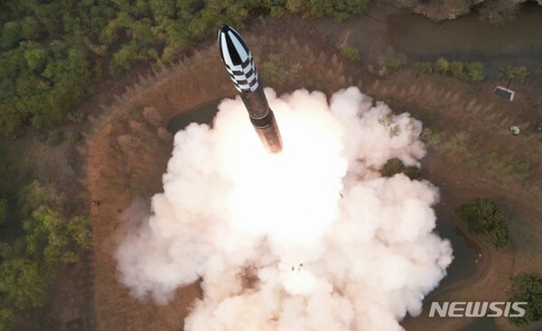 [서울=뉴시스] 북한은 13일 대출력 고체연료 다계단 발동기(다단계 엔진)를 사용한 신형 대륙간 탄도미사일 '화성포-18형'을 첫 시험발사했다고 노동신문이 14일 보도했다.