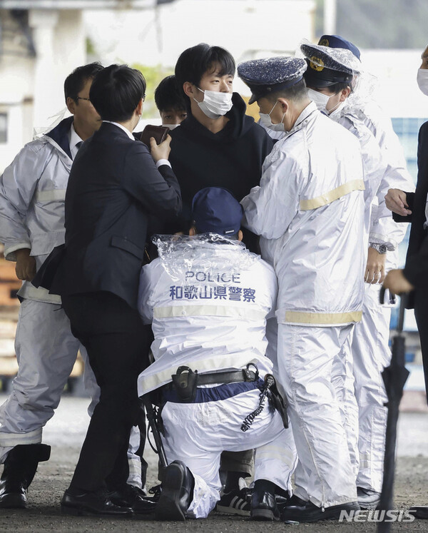 [와카야마=AP/뉴시스] 15일 보궐선거 여당 후보 지원을 위해 일본 와카야마 한 항구를 찾은 기시다 후미오 일본 총리 연설에 앞서 폭발물을 던진 것으로 보이는 용의자가 체포되고 있다