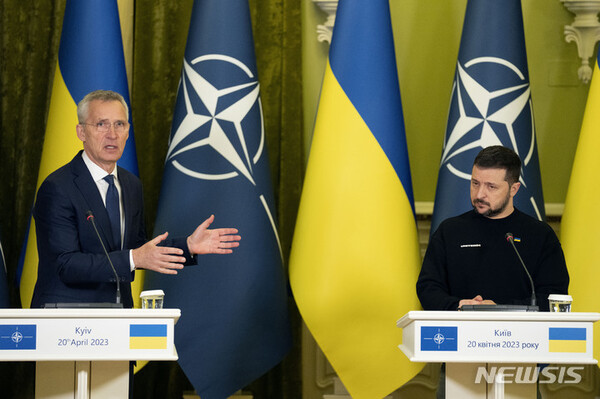 [키이우=AP/뉴시스] 볼로디미르 젤렌스키 우크라이나 대통령(오른쪽)과 옌스 스톨텐베르그 나토(NATO) 사무총장이 20일(현지시간) 키이우에서 회담한 후 공동 기자회견을 하고 있다.