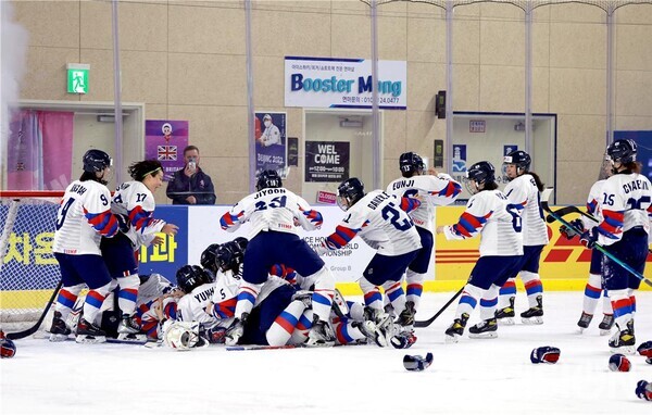 우승이 확정된 뒤 대표팀 선수들이 한데 뭉쳐 기쁨을 나누고 있다/ 사진= 대한아이스하키협회