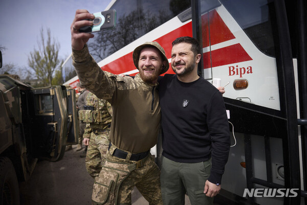 [아우디우카=AP/뉴시스] 볼로디미르 젤렌스키 우크라이나 대통령이 18일(현지시간) 도네츠크주 아우디우카 전선을 방문해 한 병사와 셀카를 찍고 있다. 젤렌스키 대통령은 군인들에게 "우리 땅과 우리 가족들을 지켜준 여러분의 노고에 감사하다"라고 말했다.