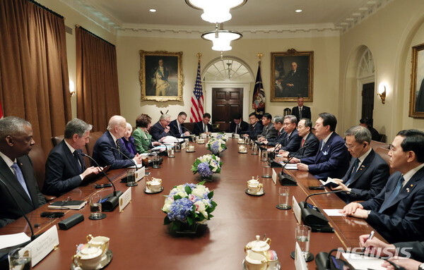 [워싱턴=뉴시스] 전신 기자 = 윤석열 대통령과 조 바이든 미국 대통령이 26일(현지시간) 워싱턴DC 백악관에서 확대회담을 하고 있다.