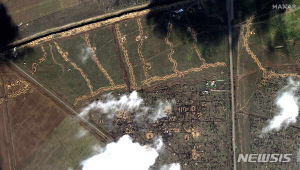 [크름반도=AP/뉴시스] 맥사 테크놀로지가 제공한 위성 사진에서 지난 2월16일(현지시간) 우크라이나 크름반도 아르먄스크 북쪽에 방어선과 배치된 차량들이 보이고 있다.