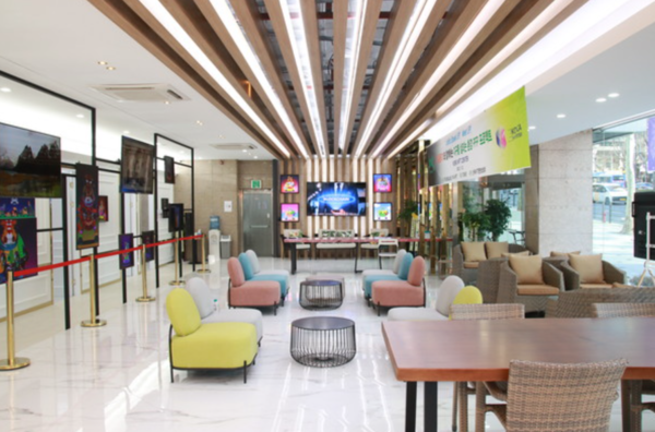 지난해 오픈한 국내 최초 복합문화전시공간 한국NFT센터(KOREA NFT CENTER)는 실물과 NFT 동시 전시공간과 커뮤니티시설, 미디어센터를 갖추고 있다./사진=한국NFT콘텐츠협회 제공.