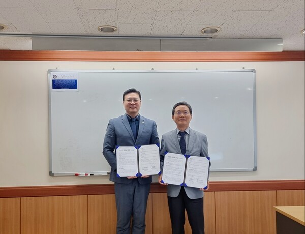 최기일 한국방위산업연구소 소장(좌), 나도성 중소기업정책개발원 이사장(우) 업무협약(MOU) 체결 기념사진./사진=한국방위산업연구소 제공.