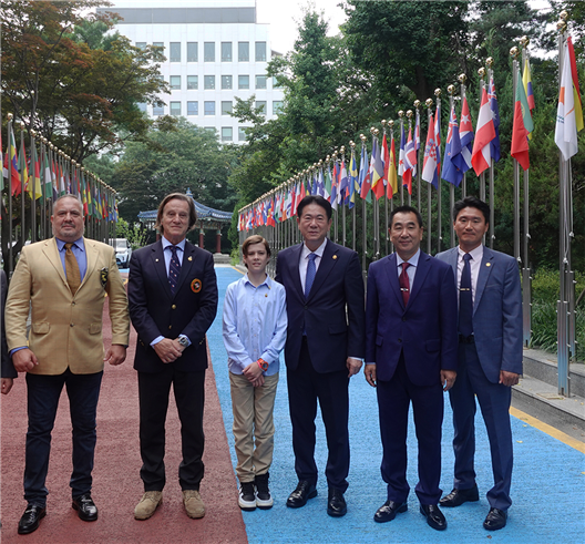 (왼쪽부터) 슬라비 비네프 부단장, 키틴 무뇨즈 대사, 시메온 하산 왕자, 이동섭 국기원장, 최재춘 추진단장, 박상현 불가리아 정파사범./사진=태권도 유네스코 인류무형문화유산 등재추진단