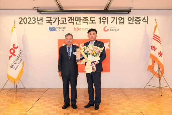 황성만 오뚜기 사장(오른쪽)이 홍준호 조선일보 대표와 함께 2023년 국가고객만족도(NCSI) 라면 부문 1위 인증식에서 기념 사진을 촬영하고 있다./제공=오뚜기