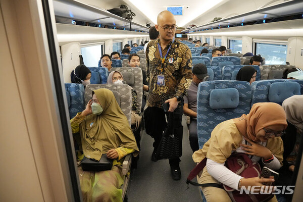 18일(현지시각) 인도네시아 자카르타 할림역에서 시민들이 고속철도에 시승하고 있다.  이 고속 철도는 아세안(ASEAN·동남아시아국가연합) 최초의 고속철도는 중국의 일대일로 기반시설 사업의 하나이며 자카르타에서 반둥까지 차로 약 3시간 걸리는 이동 시간이 약 40분으로 단축된다. /사진=뉴시스 제공.