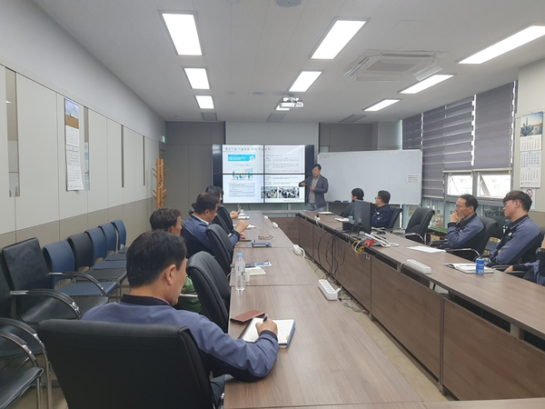 블루브레인 예병찬 대표가 영일엔지닝러임 임직원을 대상으로 정보보안 교육을 실시하고 있다. / 사진=영일엔지니어링 제공