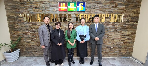 월드케이팝센터 대표단 일행 몽골 최대 인플루언서 합동 기념 촬영./사진=월드케이팝센터 제공