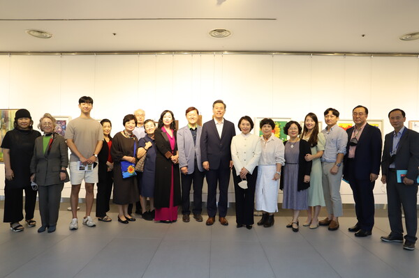 작년 8회 정기전에서 지구촌교회 담임최성은 목사님과 함께한 오프닝 사진./사진=지구촌전문인미술선교회 제공.