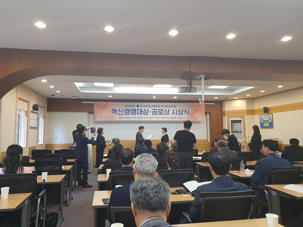KOVA 대구경북지회와 한국경영교육학회가 업무협약을 체결했다. / 사진=벤처기업협회 대구경북지회 제공