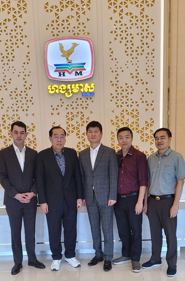좌측부터 두번째 Hang Meas Media Group(H&M Group)Eng Chhayngoun회장. 중간 월드케이팝센터 박성진 대표./사진=월드케이팝센터 제공.