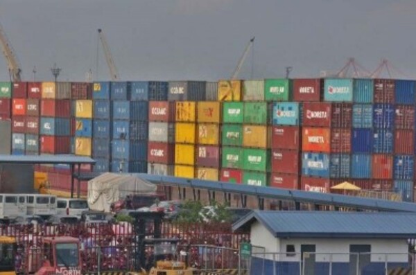 마닐라 톤도의 10번 도로를 따라 항구에 수백 개의 컨테이너가 쌓여 있다./사진=뉴시스 제공.
