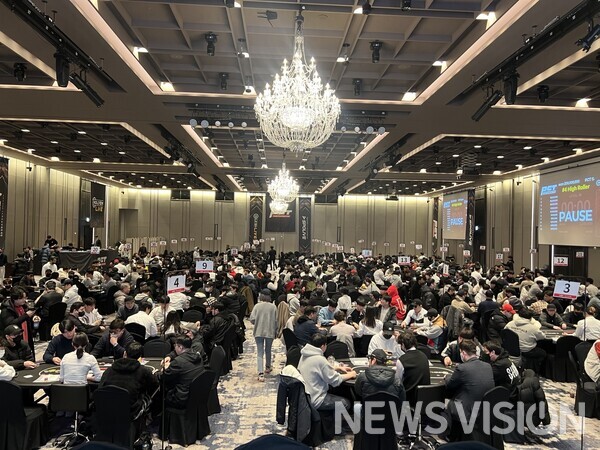 a panoramic view of the poker play competition/ photo= PCT.