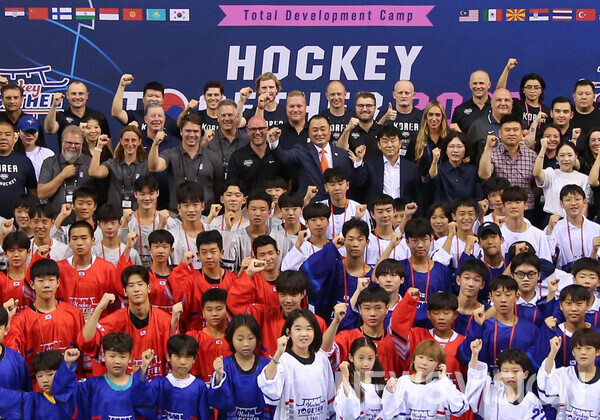 지난 해 대한아이스하키협회 주최로 열린 '하키 투게더 2023' 행사에서 참가국 임원들과 유소년 선수들이 기념촬영에 포즈를 취하고 있다/ 사진= 대한아이스하키협회 제공.