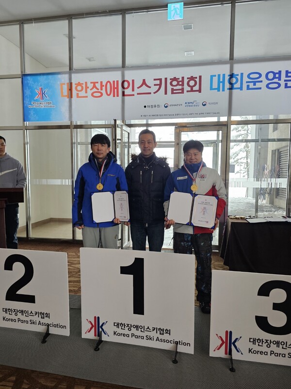 시각장애인 김영인 선수 및 가이드 이정신 팀./사진=대한장애인스키협회장배 대회 제공.