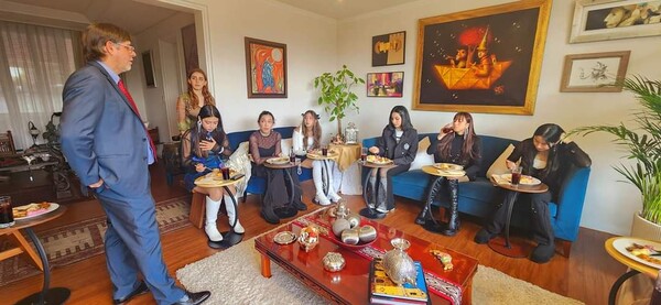 주한 페루 대사, 블링원 걸그룹 초청 관저 만찬./사진=월드케이팝센터 제공.