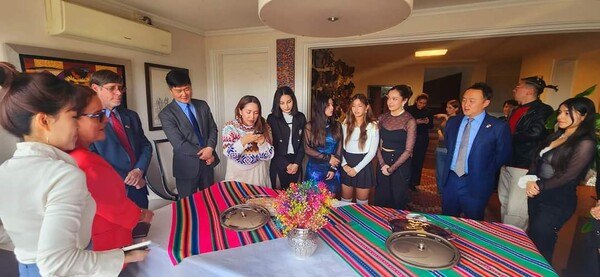 주한 페루 대사와 담소 장면,/사진:월드케이팝센터 제공.