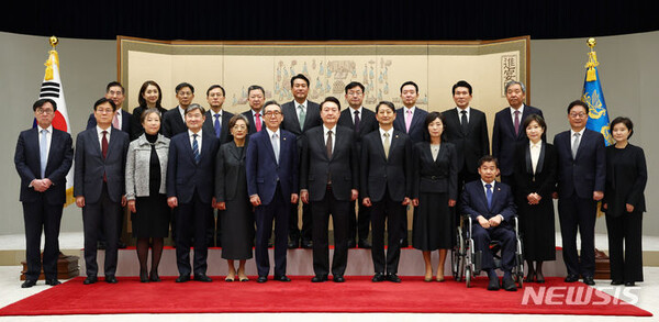 윤석열 대통령이 1월 16일 서울 용산 대통령실 청사에서 열린 신임 장관·국정원장·권익위원장 및 국가안보실 3차장 임명장 수여식을 마친 뒤 수여자를 비롯한 참모진과 기념촬영하고 있다. 2024.01.16./사진=뉴시스 제공.