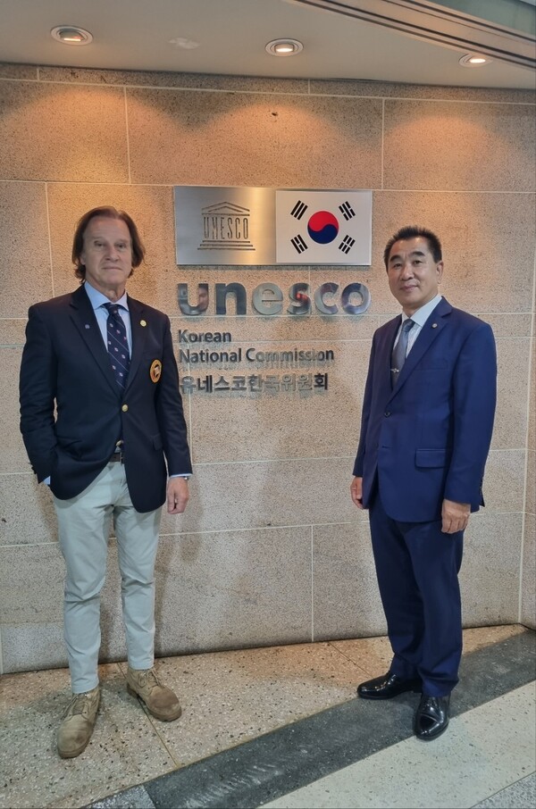 2023년7월27일 유네스코 한국위원회 방문 (오른쪽) 최재춘 KOREA 태권도 유네스코 추진단장, (중앙)키틴 무노즈 (Kitin Munoz) 유네스코 친선대사, (왼쪽)./사진=KOREA 태권도 유네스코 추진단 제공.