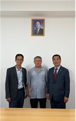 2022년7월29일 오스트리아 비엔나 ITF 사무국 방문 (왼쪽) 정순천 ITF 공보 부위원장, (중앙) ITF 리용선 총재, (오른쪽) KOREA 태권도 유네스코 추진단장 최재춘/사진=KOREA 태권도 유네스코 추진단 제공.