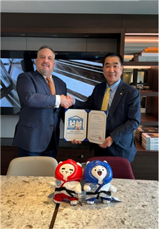 2024년2월4일 불가리아 태권도협회 회장단 한국 방문 임명식 (왼쪽) 슬라비 비네프 (Slavi Binev) 불가리아 태권도협회장, (오른쪽) 최재춘 KOREA 태권도 유네스코 추진단장/사진=KOREA 태권도 유네스코 추진단 제공.