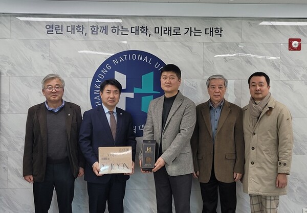 양 기관(국립한경대학교 이원희  총장과 월드케이팝센터 박성진 대표)간 협력의향서 체결./사진=국립한경대학교 제공.