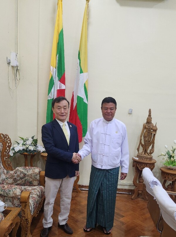Rhee Sang-gi, vice president of the World Children Taekwondo Union(left), Myanmar's Minister of Sports and Youth Minn Thein Zan (right)/Photo = World Children Taekwondo Union