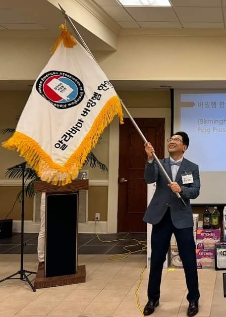 한인회 깃발을 흔드는 김현기 신임 회장./사진=us-knews 제공.