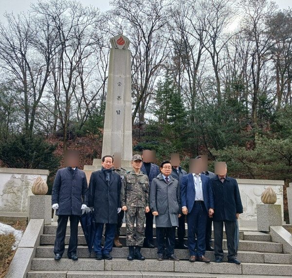현직 정보사령관이 삭제 요청한 문제의 사진：중앙에 문상호 정보사령관, 좌측 오현득 대북련 회장, 우측 국방위 우신구 국회의원/사진=대북련 제공