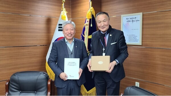 2024년 1월  9일 한국한의학연구원 이진용 원장이 세계어린이태권도연맹 박수남 총재에게 경락품세 연구기획서를 전달 장면/사진=세계어린이태권도연맹 제공.