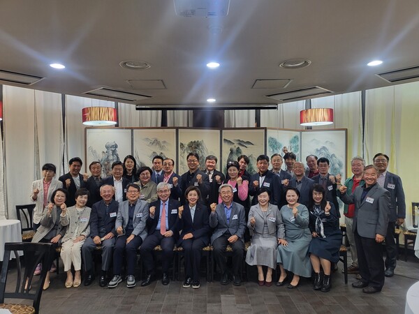 '동작내일포럼' 4월 정기 모임 후 합동기념 촬영/사진=동작내일포럼 제공.