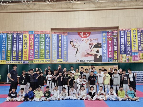 한ㆍ호주 어린이 공동훈련 후 합동 촬영/사진=세계어린이태권도연맹 제공.