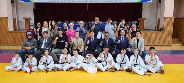 세계어린이태권도연맹 임원진과 호주 대표단 기념 촬영./사진=세계어린이태권도연맹 제공.