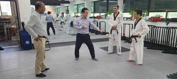 전임 오현득 국기원장이 경락품세 지도자 교육장을 방문하여 현장 지도 장면. 좌측부터 스페인 김국주 사범, 오현득 전 국기원장, 프란씨스코 소리아노 사범, 강익필 사범/사진=세계어린이태권도연맹 제공.