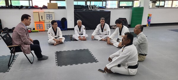 경락품세 이론과 개발 배경, 발전방향에 대한 의견 교환 장면/사진=세계어린이태권도연맹 제공.