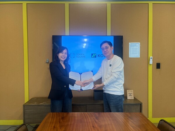 오은정 토큰스퀘어 대표(왼쪽)와 조진석 KODA 대표(오른쪽)가 업무협약 체결 후 기념촬영하고 있다. (사진=토큰스퀘어 제공)