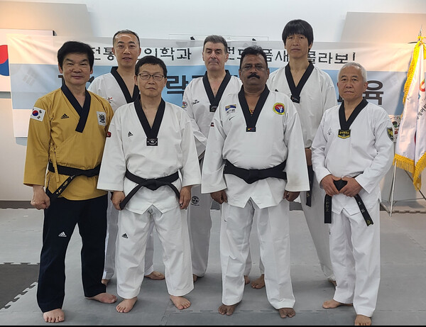 commemorative photo of seven successful grand  masters appointed by region (Korea, Europe, Asia, and English)./Photo = World Children Taekwondo Union